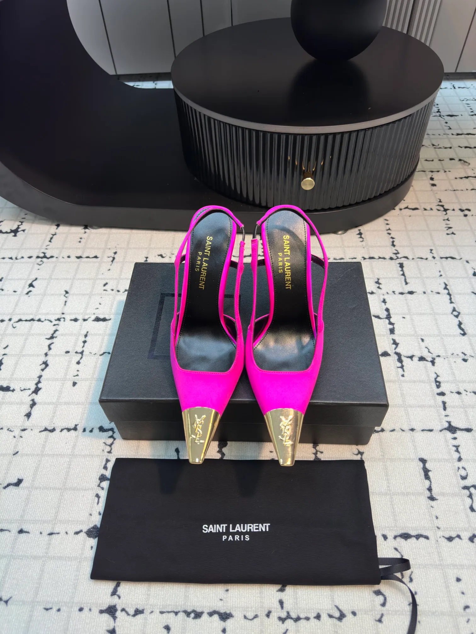 👟👟Ex-factory price 560👟👟 laurent 2025 spring and summer new YSL small gold-toed high heels, very stable on the foot, super heeling, feel free to buy! The heel is custom-made from a new mold. It is an exclusive heel. The height is the same as the original one to distinguish various incorrect versions! High-end sexy, ysl still understands women best❤️ Upper: Silk Lining: Sheepskin Sole: Italian genuine leather outsole Size: 35/40 (40 is custom-made and cannot be returned or exchanged)